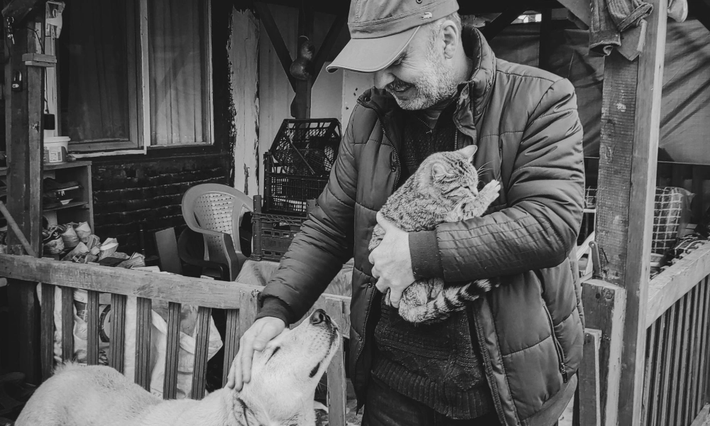 Un homme avec un chien et un chat